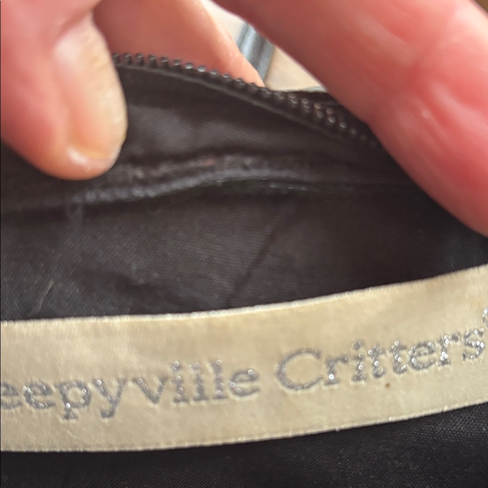 Sleepy critters Blue Whale-Shaped Crossbody Bag tail is damaged - Picture 4 of 5